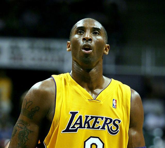 恩昆库加盟米兰后表现未达预期，面临舆论争议，需时间适应球队战术体系。（恩昆库转投米兰后状态未达标，舆论争议不断，仍需时间融入战术体系）