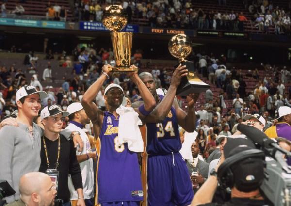 女子在冰面上奔跑拍照，突然冰面破裂女子坠入湖中！（女子冰面拍照奔跑突遇冰裂，坠入湖中）