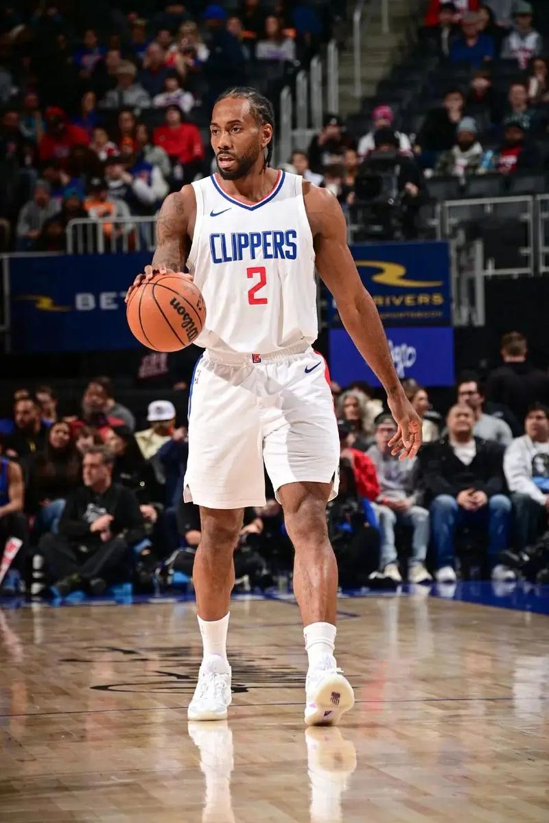 C罗被罚下后，看台上的爱尔兰球迷模仿他做出的哭泣手势（C罗红牌下场后，爱尔兰球迷在看台上模仿其“哭泣”手势）