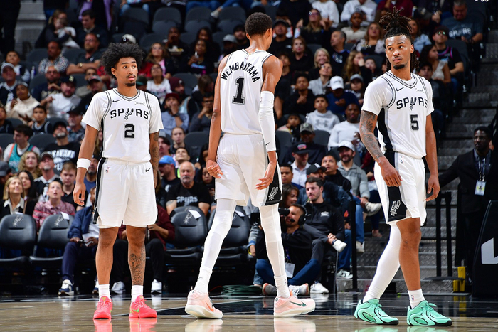 TA：虽然曼联在追求谢什科，但霍伊伦并未被直接告知要出售他（TA：尽管曼联有意谢什科，俱乐部并未直接告知霍伊伦将被出售）